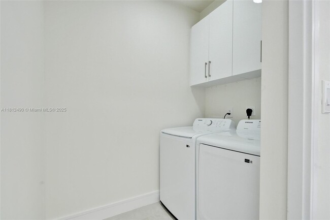 Building Photo - 301 E 51st St