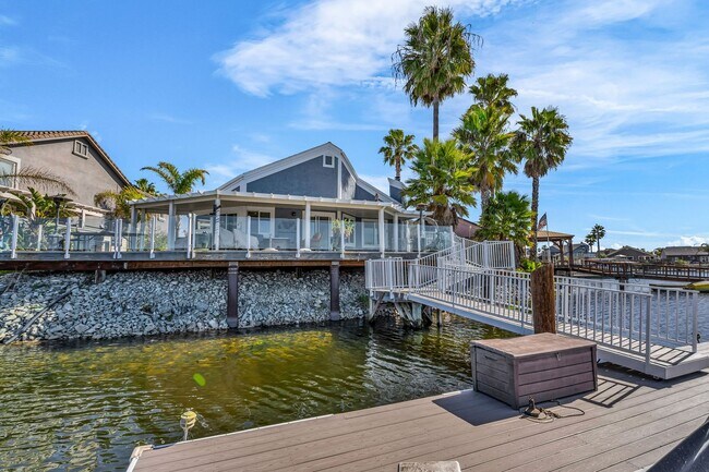 Building Photo - INCREDIBLE LOCATION... END OF CUL DE SAC WITH OVER 100 FEET ON WATER... MARVELOUS DOCK AND DECK W...