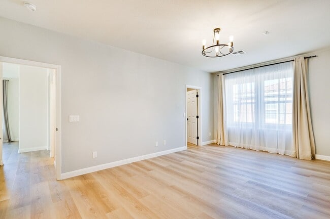 Building Photo - Beautiful 2 Bed 2 Bath End Unit Townhome in Communication Hills!