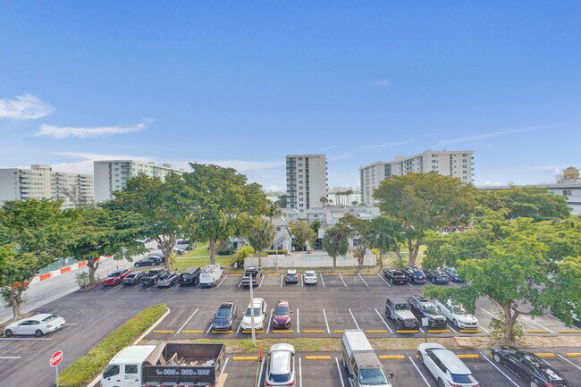 Building Photo - 1801 S Treasure Dr