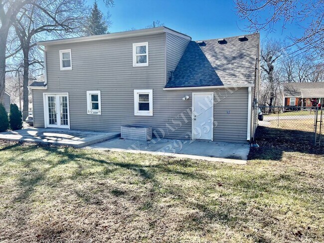 Building Photo - ADORABLE and CLEAN home in KCK-Available N...
