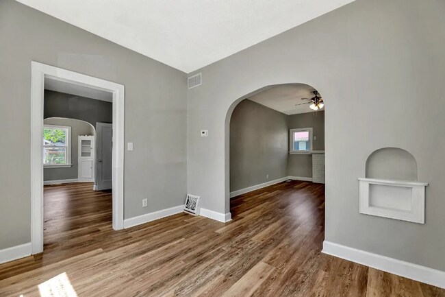 Building Photo - Cute 2 bedroom house near in a great neighborhood, close to shopping, restaurants, and easy highw...