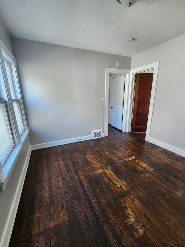 Building Photo - 3 Bedroom 1st Floor For Rent