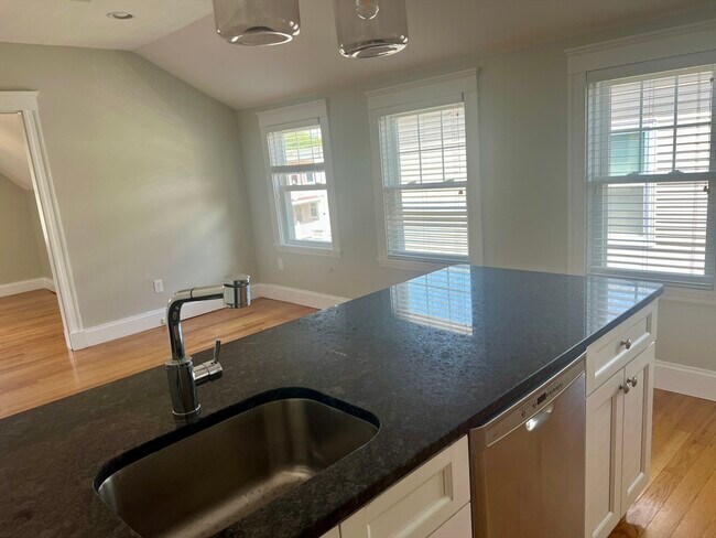 Building Photo - 25 Seymour St