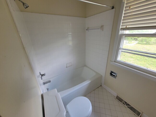 Building Photo - 3 Bedroom 2 Bathroom House