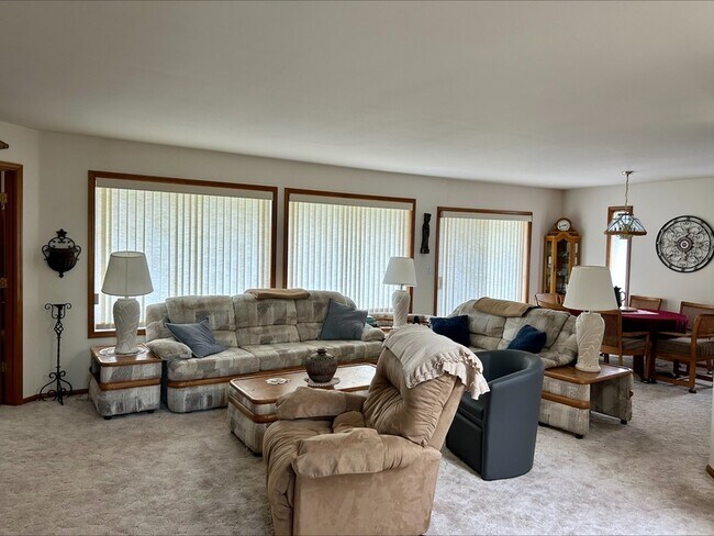 Building Photo - 4739 S Golf Course Dr