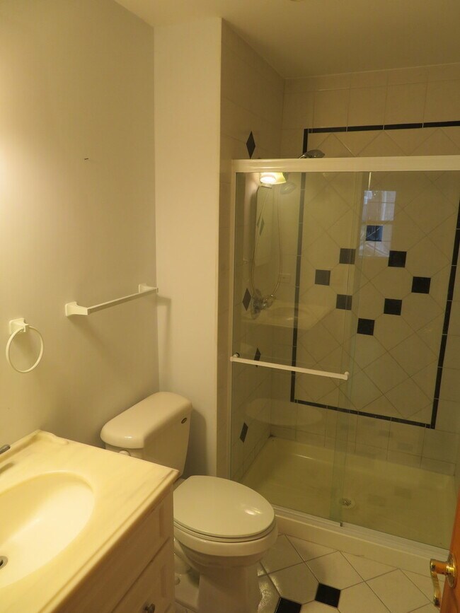 Building Photo - 457 N Cambridge Dr