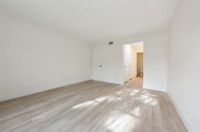 Building Photo - 6491 Bay Club Dr