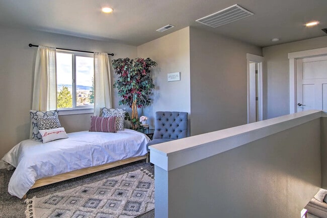 Building Photo - 900 Sunlight Dr