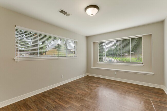 Building Photo - 402 Forest Lake Dr