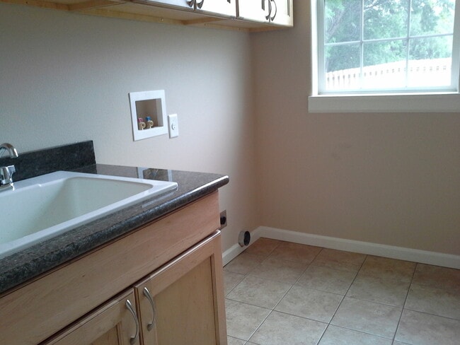 Building Photo - Conveniently Located and Comfortably Sized!