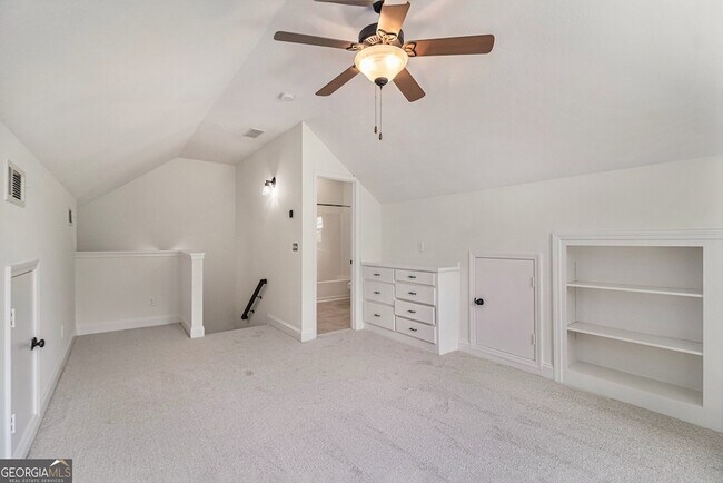 Building Photo - 180 Greenview Dr