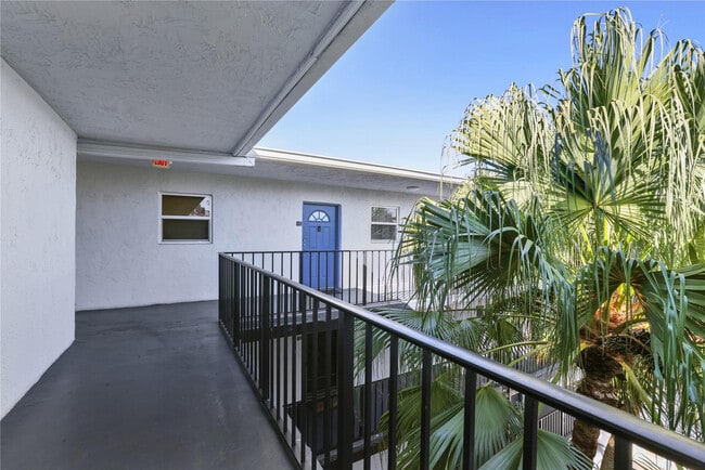 Building Photo - 2800 Somerset Dr
