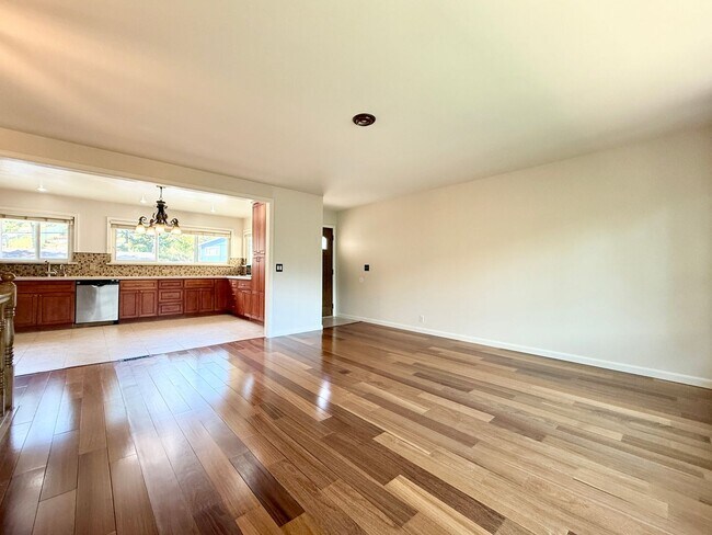 Building Photo - Gorgeously Updated 4-Bed/3-Bath Home & Ent...