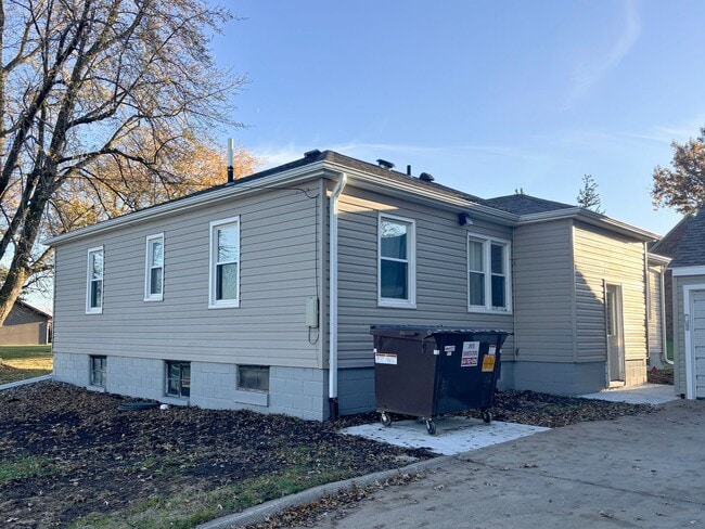 Building Photo - 704 Hickory St