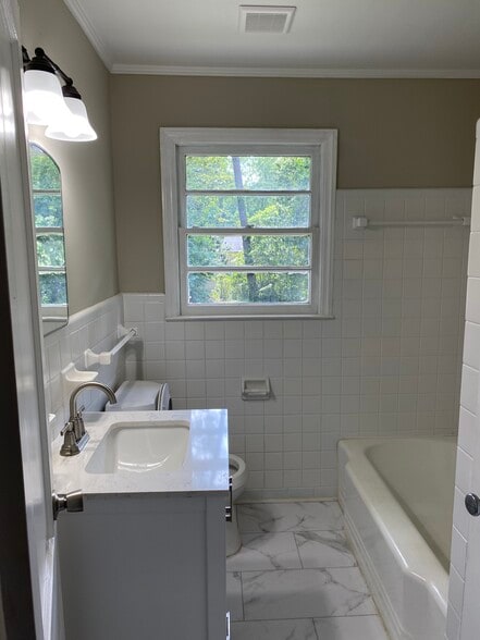 Building Photo - 844 Pierce Ave