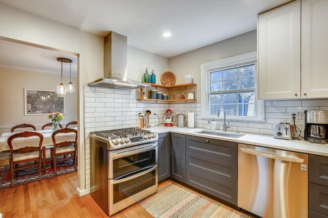 Building Photo - Fabulous 5BR 2.5BA Located in Close in Roc...