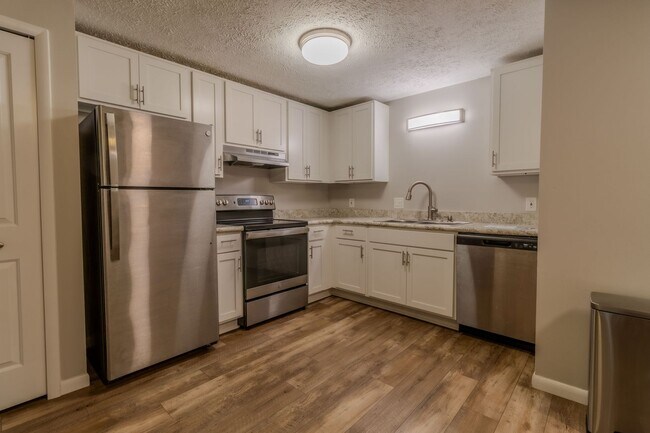 Building Photo - Spacious Dream Apartment — Right Where You...
