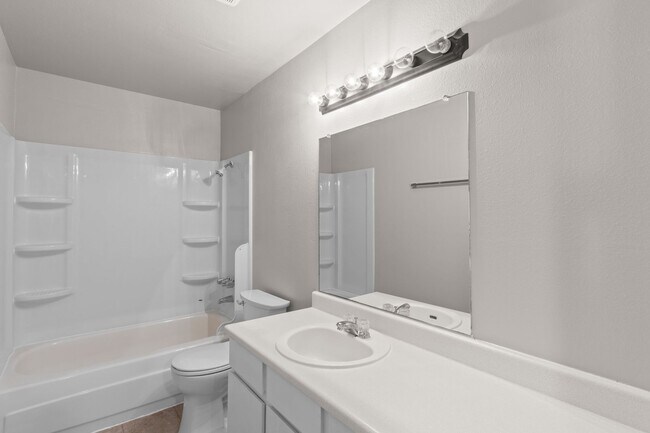 Building Photo - ONE MONTH FREE RENT! 2 bedroom 1 bath in S...