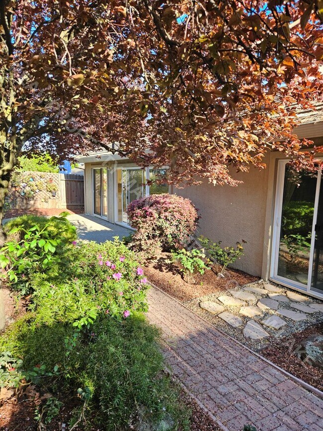 Building Photo - Coming Soon – 3 Bed / 2 Bath Home Near Folsom High School