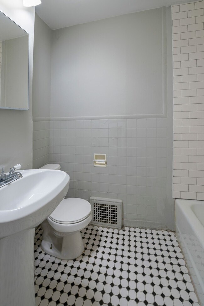 Building Photo - 202 E 27th St