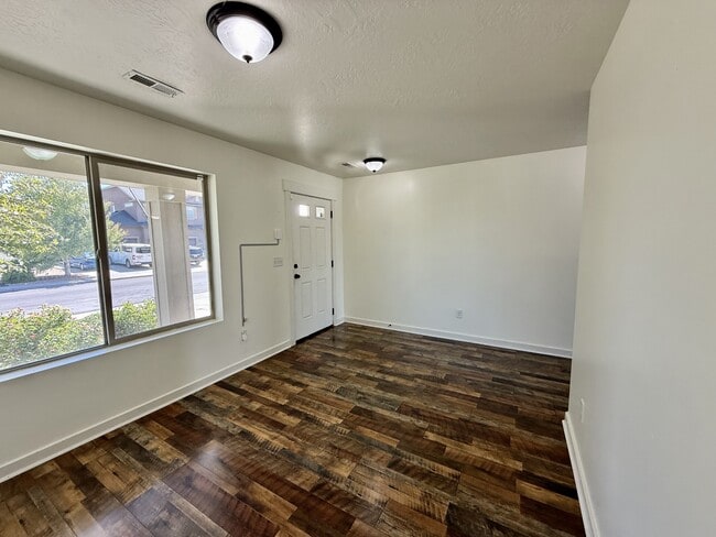 Building Photo - 722 S Willow Park Dr