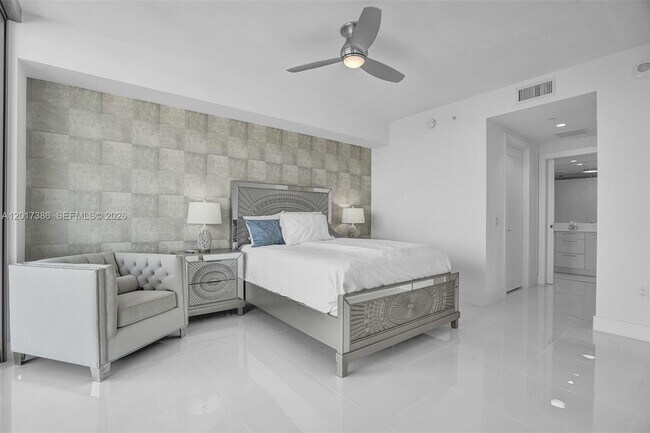 Building Photo - 100 E Las Olas Blvd