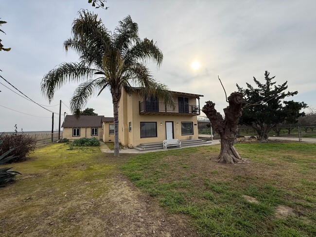 Building Photo - Country Home.  3 Bed 2 Bath