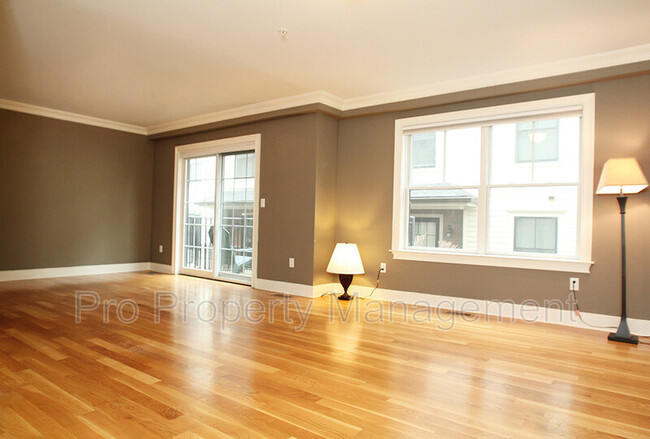 Building Photo - 109 Forest St