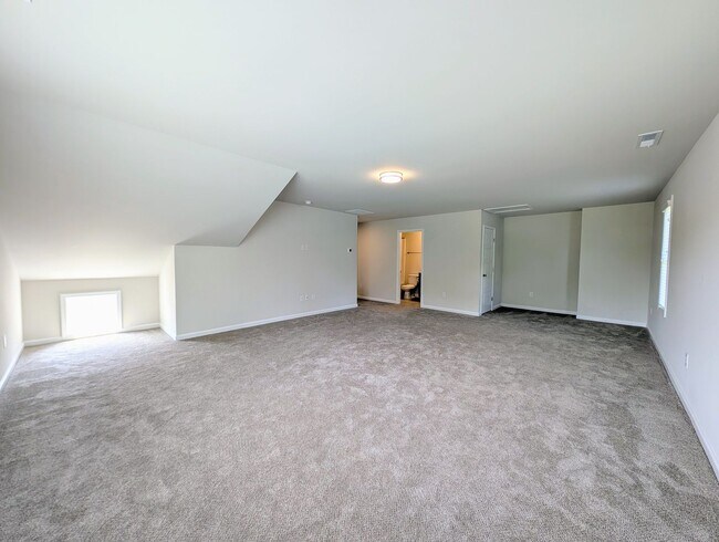 Building Photo - Stunning 4BR/3.5BA End Unit Townhome in Wa...