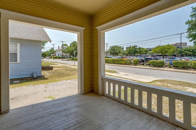 Building Photo - Large 4 Bed, 2 Bath in the heart of Histor...