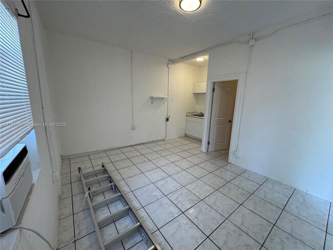 Building Photo - 2549 NE 190th St
