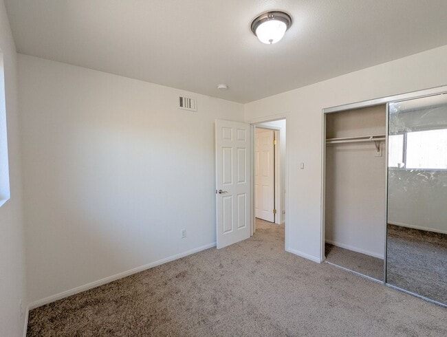 Building Photo - Great Single Story Condo!