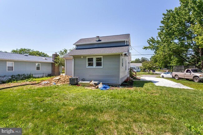 Building Photo - 1227 Tyler Ave