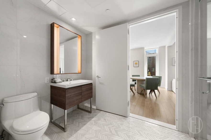 Building Photo - 505 W 43rd St