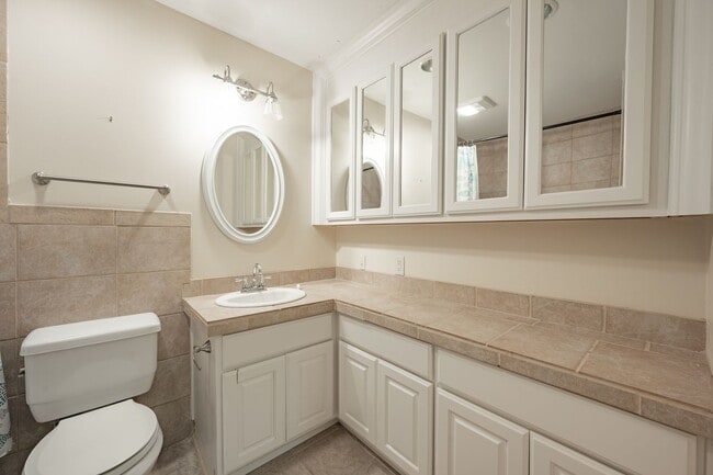Building Photo - 3 bed 2 bath Near school/park
