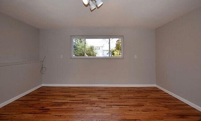 Building Photo - 325 N Roosevelt Ave