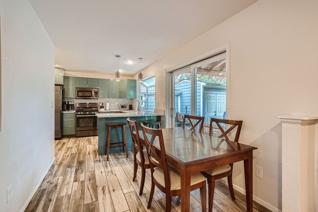 Building Photo - Beautiful 5 BDR Louisville Home/ Private Backyard