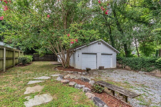 Building Photo - 1137B Kirkland Ave