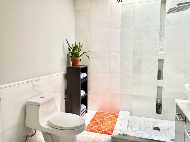 Building Photo - 2 Bedroom with Parking and Pets Welcome!