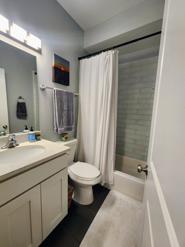 Building Photo - 735 W Belmont Ave