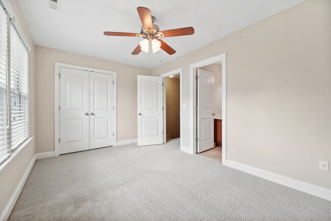Building Photo - 1359 Town Home Dr