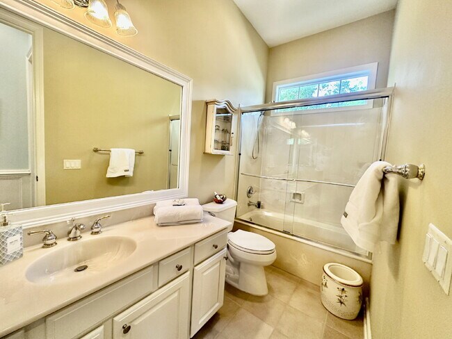 Building Photo - Spacious Beautifully Appointed Two Bedroom...