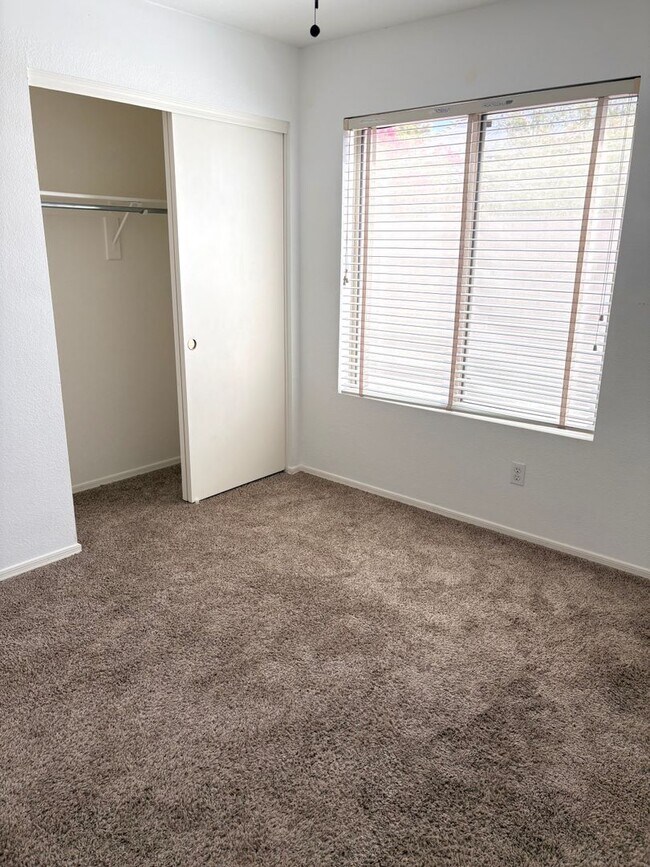 Building Photo - **BEAUTIFUL & SPACIOUS 3 BEDROOM/2 BATHROO...