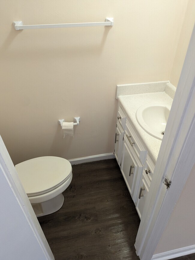Powder room 1st floor - 251 Knight Dr