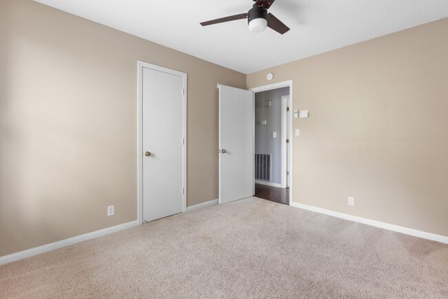Building Photo - 2560 Memorial Dr