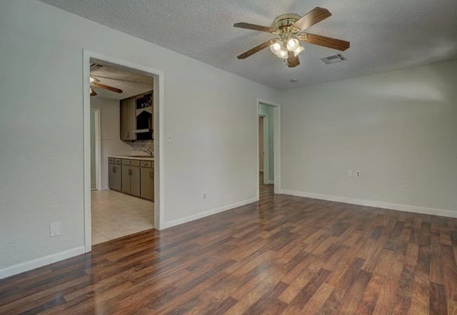 Building Photo - 521 W Acres St