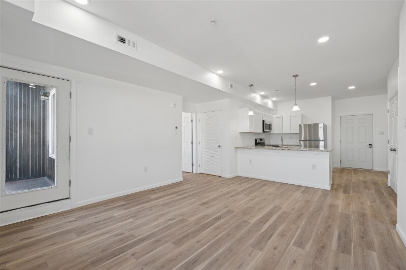 Building Photo - 4512 Lancaster Ave