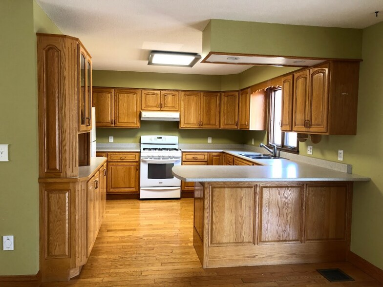 Building Photo - 559 Malletts Bay Ave