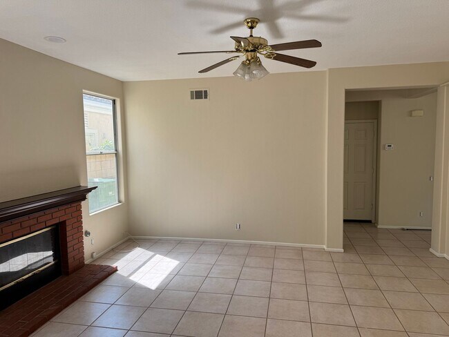 Building Photo - Great 4 bedroom Moorpark Home in Great Nei...